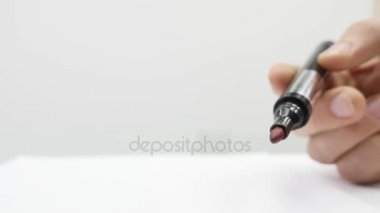 Kağıda yazı işaretçisiyle el closeup mans