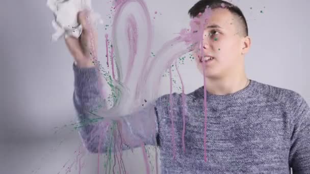 Close-up van een Man is geïnspireerd op een Whiteboard glas — Stockvideo