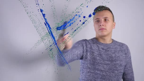 Nahaufnahme eines Mannes zeichnet auf einem gläsernen Whiteboard — Stockvideo