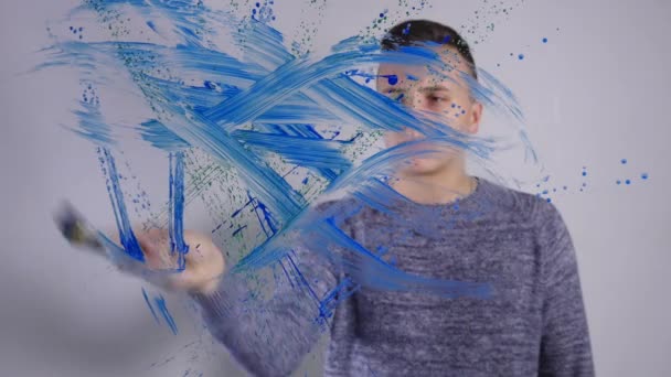 Gros plan d'un homme dessiné sur un tableau blanc en verre — Video