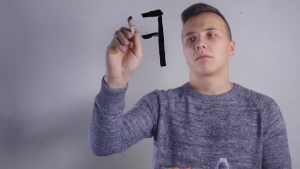 Close-up van een Man schrijft op een Whiteboard glas — Stockvideo