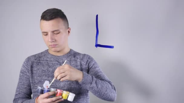 Närbild av en Man skriver på en glas-Whiteboard — Stockvideo