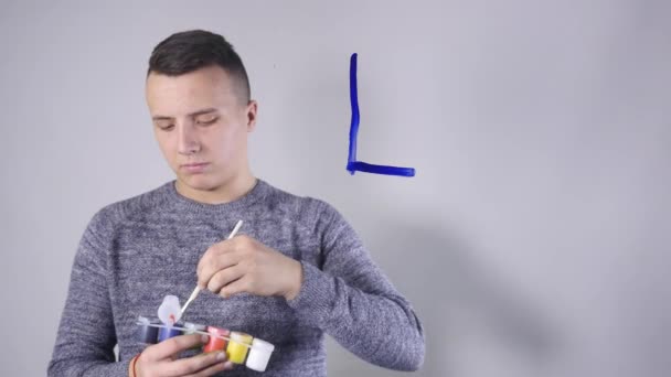 Close-up van een Man schrijft op een Whiteboard glas — Stockvideo