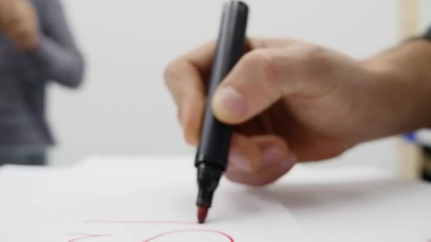 Närbild av mans hand skriva på papper med markör — Stockvideo