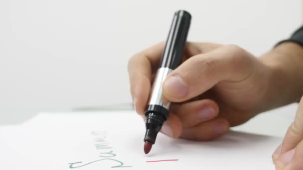 Nahaufnahme einer Handschrift auf Papier mit Filzstift — Stockvideo