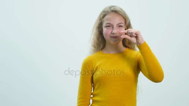 Retrato de close-up de menina bonita rindo e olhando para a câmera. Adolescente mostrar emoções — Vídeo de Stock