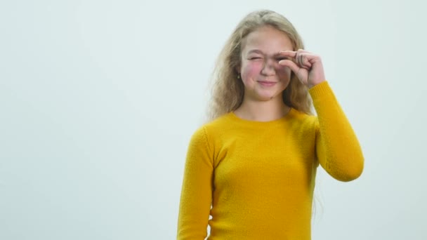 Primo piano ritratto di bella ragazza ridendo e guardando nella fotocamera. Teenager mostrare emozioni — Video Stock