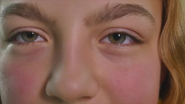 Крупный план женского глаза — стоковое видео