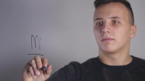 Close-up van een Man die het schrijven van formules op een Whiteboard glas — Stockvideo