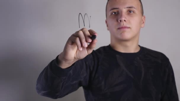 Крупним планом людини написання формул на скляній дошці — стокове відео