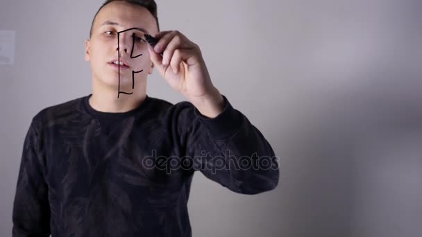 Formüller cam beyaz tahta üzerinde yazma bir adam Close-Up — Stok video