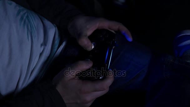 Человек, играющий с контроллером видеоигры в руках — стоковое видео