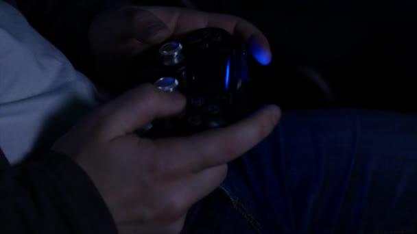 Mann spielt mit einem Videospielcontroller in der Hand — Stockvideo