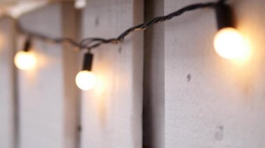 Noel ışıkları bokeh ile. Beyaz çelenk yakın çekim