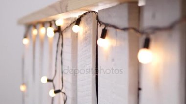 Noel ışıkları bokeh ile. Beyaz çelenk yakın çekim