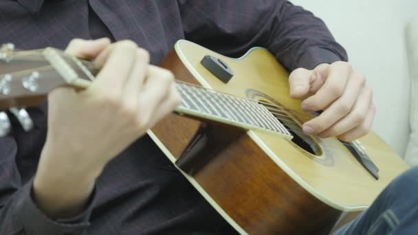 Крупный план человека, играющего на гитаре — стоковое видео