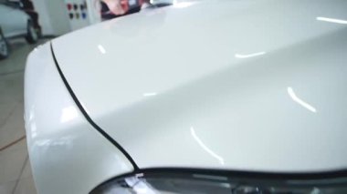 Parlatma fırçası ile beyaz bir araba adam