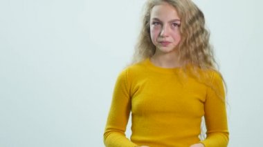 Gülüyor ve kameraya bakıyor güzel kız closeup portresi. Genç Haritayı duygular