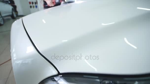 Homem polir um carro branco com uma escova — Vídeo de Stock