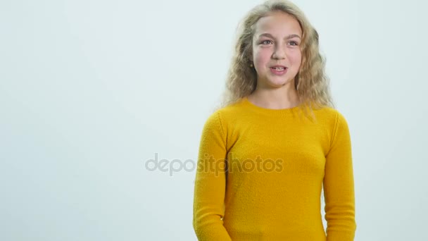 Closeup portrait of beautiful girl laughing and looking into camera. Teenager show emotions — Stock Video