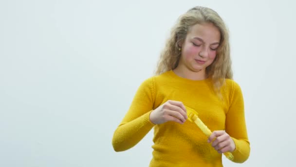 Teenager-Mädchen lässt Seifenblasen aus. weißer Hintergrund — Stockvideo