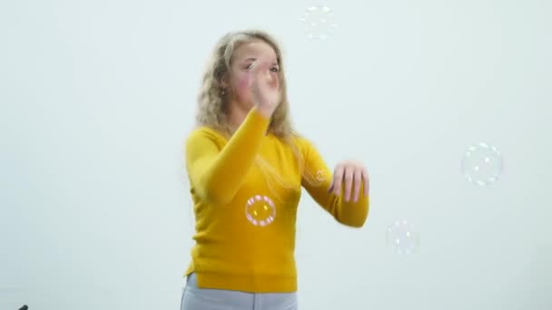 Fille jouer avec des bulles de savon — Video