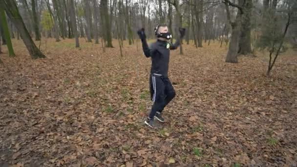 Hombre atlético joven haciendo calentamiento antes del ejercicio y trotar — Vídeos de Stock