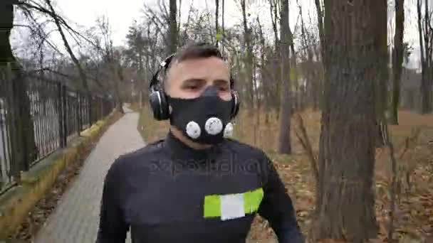 Jeune homme athlétique faire échauffement avant l'exercice et le jogging — Video