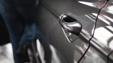 Bir adam iç araç olup olmadığını denetler. Otomatik iş, araba Satılık, teknoloji ve insan kavramı - auto göstermek ya da salon araba satıcısı ile mutlu erkek. Bir satıcı motor gösterisi ile genç adam