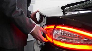 Araba Bayilik bagaja adam bakar