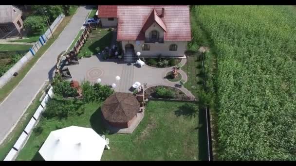 Drone tiro de propiedad de la casa durante una fiesta de bodas — Vídeos de Stock