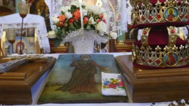 Düğün töreni için kilise öznitelikleri. Altın kron sunak üzerinde vardır. Rahip öznitelikleri. Kilisenin iç