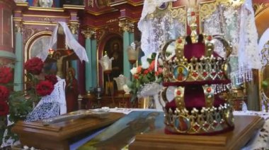 Düğün töreni için kilise öznitelikleri. Altın kron sunak üzerinde vardır. Rahip öznitelikleri. Kilisenin iç