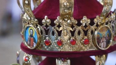 Düğün töreni için kilise öznitelikleri. Altın kron sunak üzerinde vardır. Rahip öznitelikleri. Kilisenin iç
