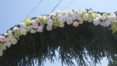 Düğün kemer çiçeklerle süslenmiş. yakın çekim