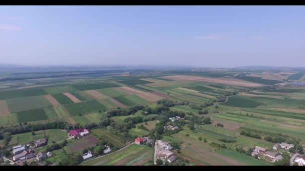 Un vuelo de un dron sobre los campos y los transportes — Vídeo de stock