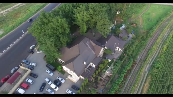 Drone tiro de propiedad de la casa durante una fiesta de bodas — Vídeos de Stock