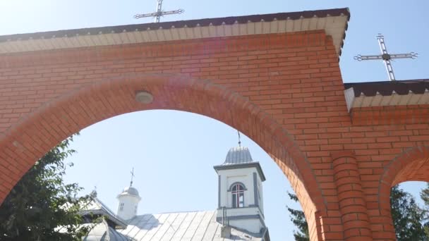 Kościół prawosławny, brama wjazdowa na terytorium Kościoła prawosławnego, arch, słoneczny dzień, zielone drzewa — Wideo stockowe
