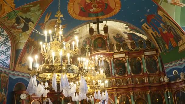 Innenraum der Kirche in der Ukraine — Stockvideo