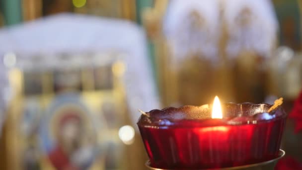 Закрытие свечи на церковном фоне. селективный фокус — стоковое видео