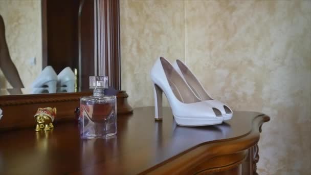 Ранкова наречена бере витончене взуття — стокове відео