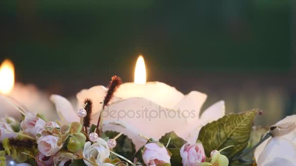 Свеча с цветами. свадебные традиции — стоковое видео
