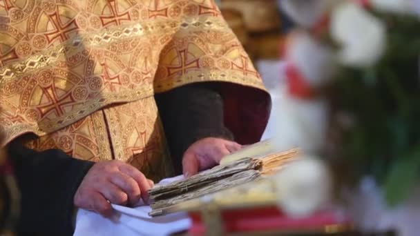 Sacerdote en la iglesia. Ucrania — Vídeo de stock