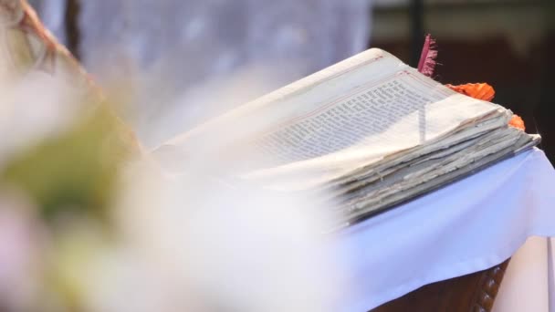 Lettura del Santo Vangelo. Mani Sacerdote ortodosso gira pagina — Video Stock