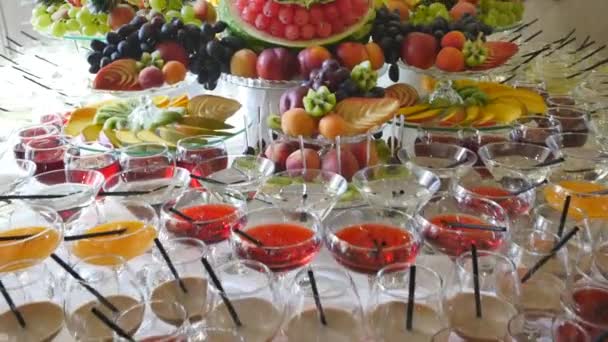 Diferentes frutas frescas en mesa buffet de bodas. Frutas y bayas Decoración de mesa de boda. Buffet recepción vinos de frutas champán. Boda decoración de mesa — Vídeos de Stock