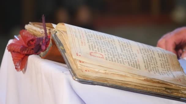 Het lezen van het Heilig Evangelie. Handen orthodoxe priester verandert de pagina — Stockvideo