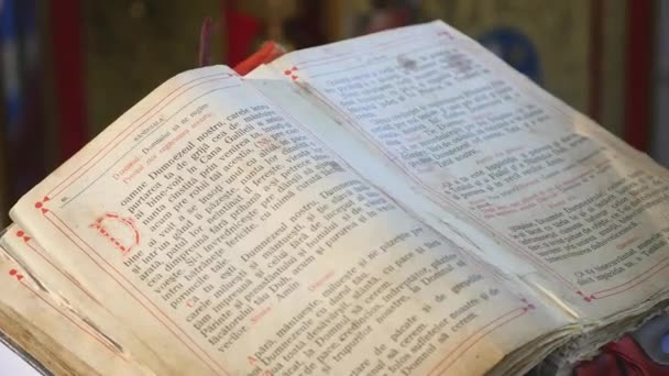 Reading the Holy Gospel. Hands Orthodox priest turns the page — Stock Video