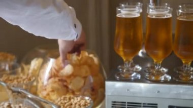 Et ürünleri, Antep fıstığı, zeytin, kurutulmuş balık, cips ve restoranda diğer atıştırmalıklar ile Ziyafet tablo