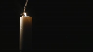 Siyah arka plan üzerine beyaz mum yaktı