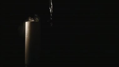 Beyaz Mum ve siyah arka plan üzerine gümüş haç yaktı